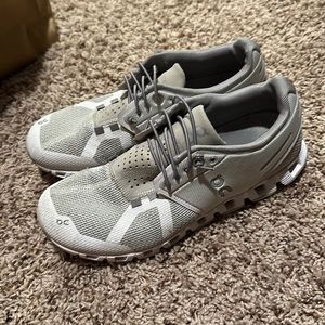 On cloud tennis shoes size 7.5